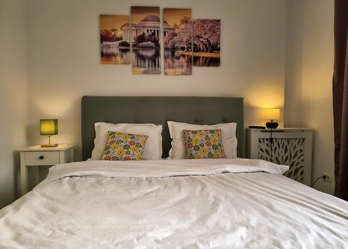 公寓 Ospitalier Clover - 2 King Beds, Free Undgrd Parking, 2bath 蒂米什瓦拉